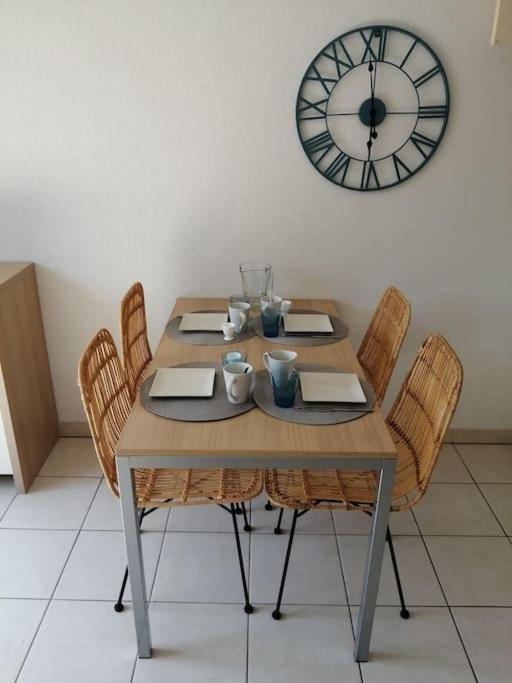 Le Soleil D Eugenie Appartement Dans Residence Avec Piscine Commune Pres De Carcassonne Olonzac Bagian luar foto